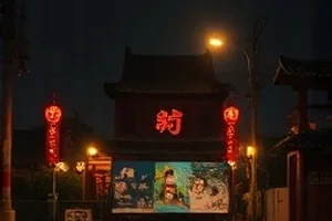 《逆光回声》山谷逆光取景的封面构图
